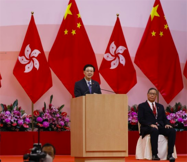 香港政务司司长李家超代理香港特首林郑月娥率眾官出席七一升旗仪式。（东网）