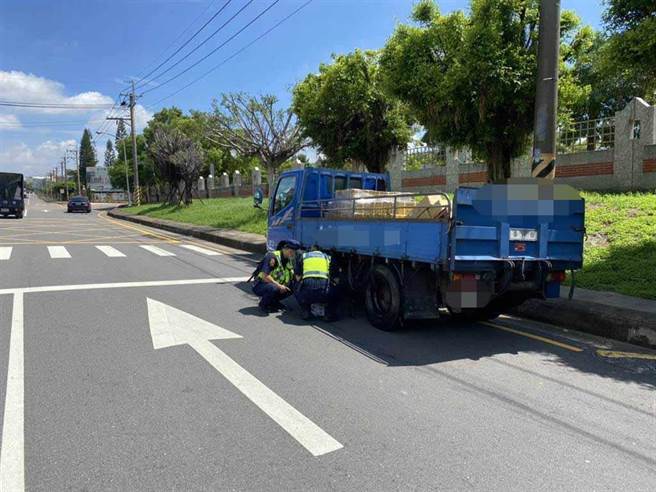 自小货车沿五权西路往郊区右转工业28路。（民眾提供）

