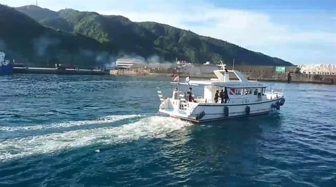 受疫情影響，行駛台東和綠島的客輪己經停航1個多月，加上連續3天氣流不穩飛機停飛，造成200多名台東、綠島鄉親分別被滯留。（民眾提供／蔡旻妤台東傳真）