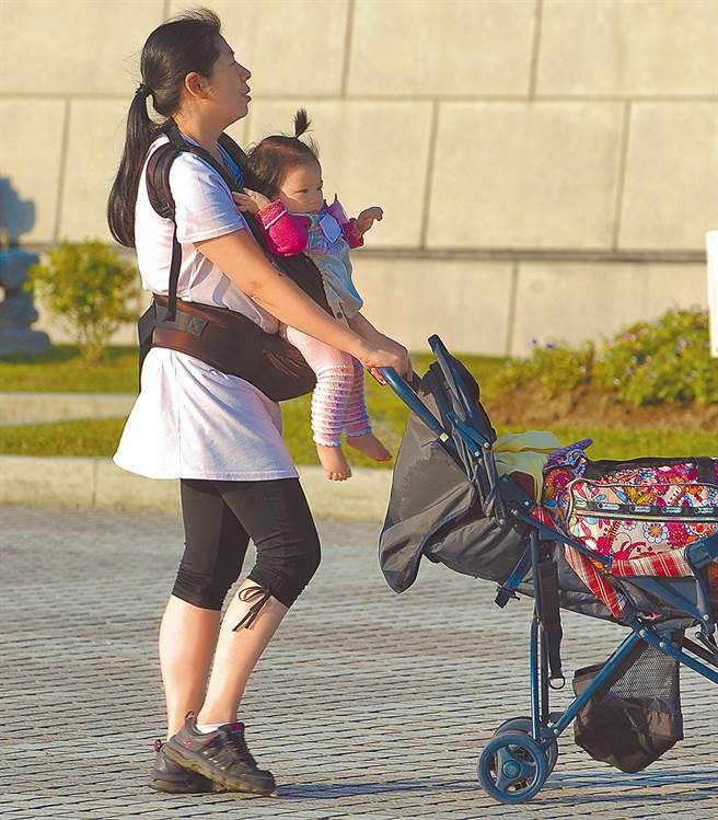 育儿新制上路，包括提高育婴留职停薪津贴、放宽产检假薪资补助。（示意图／资料照）