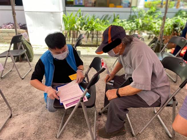 八里区公所协助接种长辈填写基本资讯（区公所提供／戴上容新北传真）