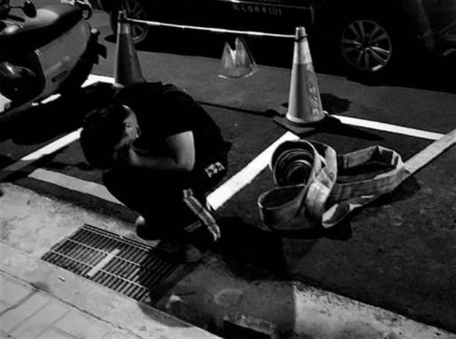 勇消陈志帆殉职，有消防同袍在现场蹲地掩面哭泣，让人看了相当不舍。（图／脸书_彰化人大小事）