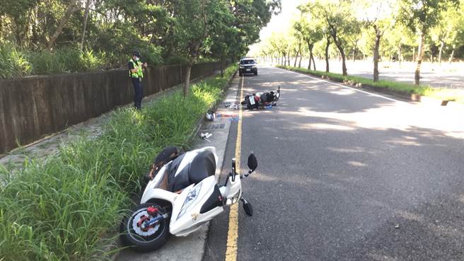 台中市南屯區向上路五段，今天發生機車因閃避不及，撞上倒地女騎士的交通意外。（民眾提供）