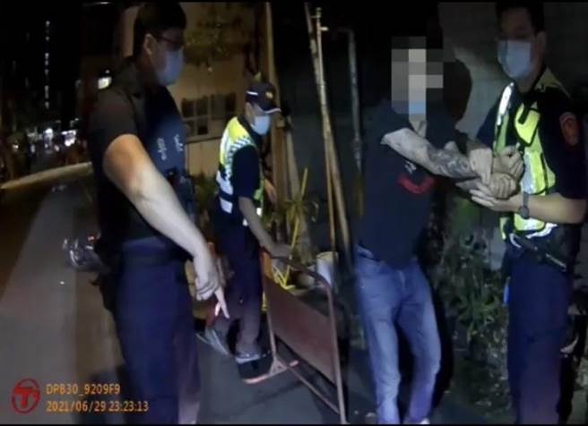 員警要求22歲持刀鍾姓男子放下塑膠袋，鍾男卻疑似欲拿貼身短刀，警方隨即抓緊鍾男雙手，並抽離短刀，鍾男辯稱「我真的沒有掙扎！」（桃園分局提供／蕭靈璽桃園傳真）