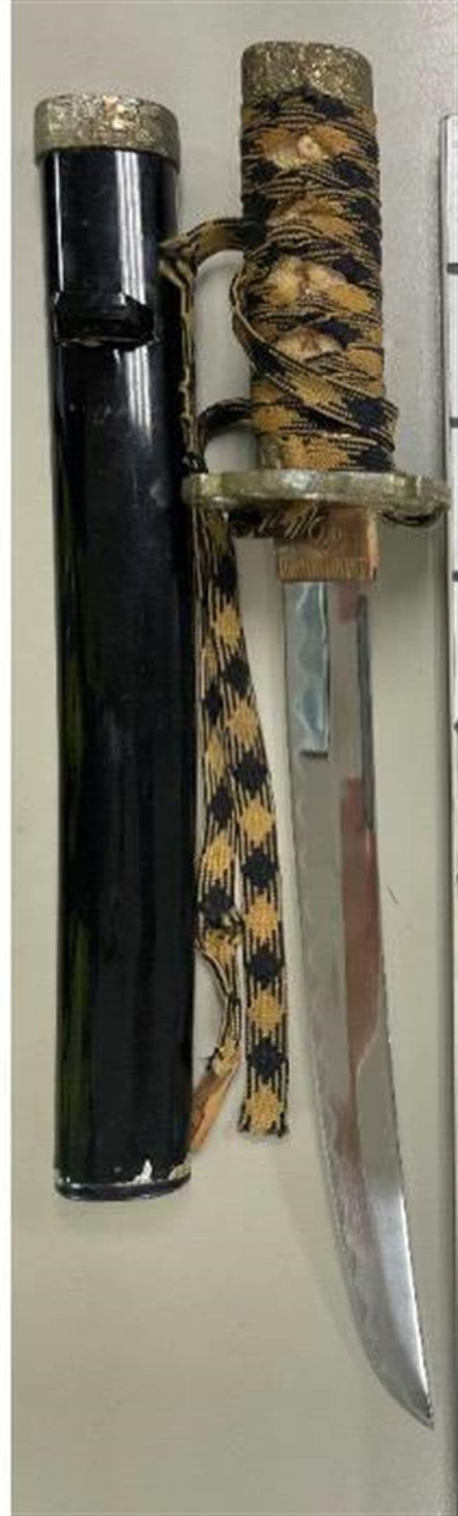 警方於鍾男塑膠袋中起獲1把超過30公分的武士刀，並因鍾男無故攜帶刀械警方已依社會秩序維護法移送法辦。（桃園分局提供／蕭靈璽桃園傳真）