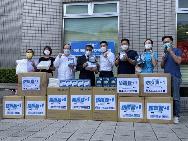 国民党主席江启臣今到新北市三峡恩主公医院发送物资，对于民进党编列预算宣传公投，他说「民进党真的是课金战士，想拿钱跟民意对决」，再次证明脑袋只有政权。（蔡雯如摄）