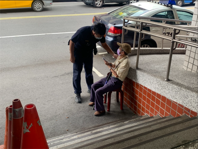 九旬老翁频频跌坐三重溪尾街路边，三重警帮助返家。（三重警提供／戴上容新北传真）