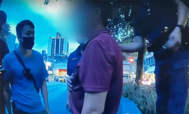 伊朗机师网上示爱，妇人昏头卖2房匯2千万散尽家产，面交现金时警方现场逮捕车手。(戴志扬翻摄)