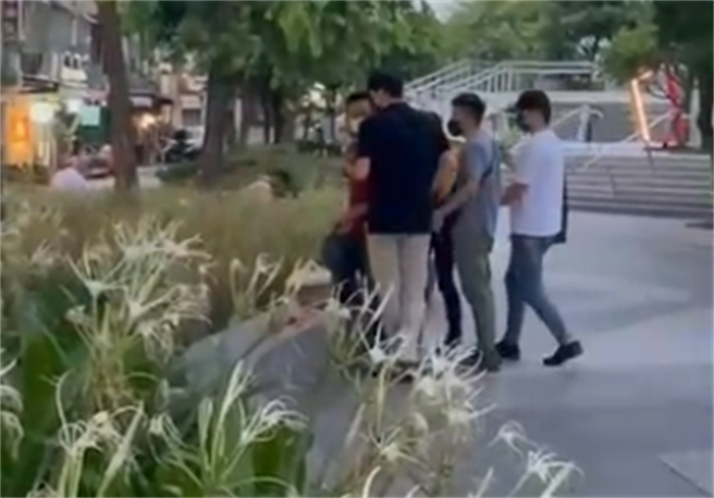 伊朗机师网上示爱，妇人昏头卖2房匯2千万散尽家产，面交现金时警方现场逮捕车手。(戴志扬翻摄)