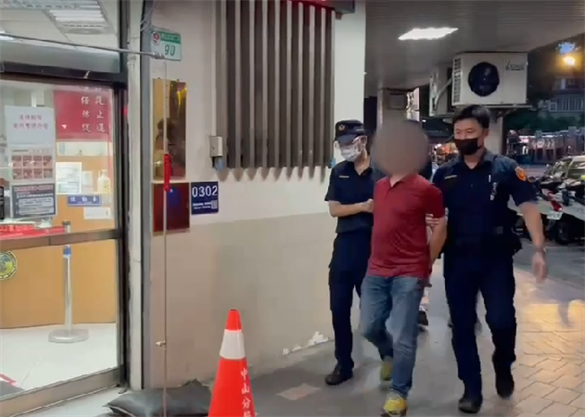 伊朗机师网上示爱，妇人昏头卖2房匯2千万散尽家产，面交现金时警方现场逮捕车手。(戴志扬翻摄)