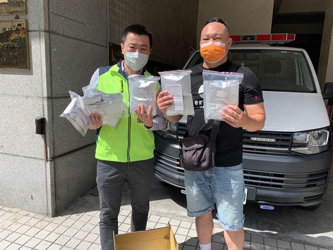 新北市議員張錦豪捐贈篩劑給基隆市外勤記者協會。（翻攝照片／陳彩玲基隆傳真）
