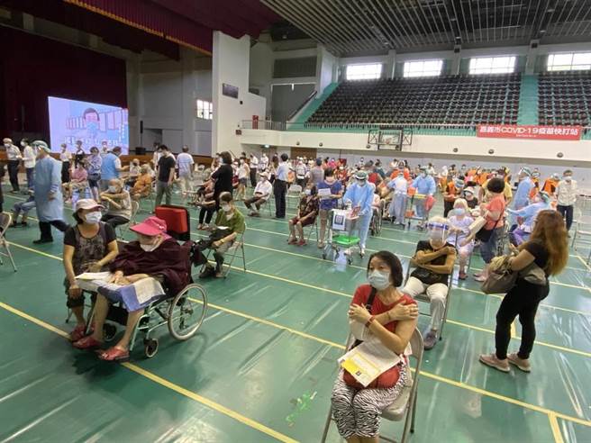 圖為嘉義市港坪運動公園社區快打站為長者接種疫苗情形，非本案當事人。（廖素慧攝）