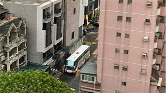 高雄市凤山区某大楼昨日传出1人确诊，市府大动作将60户住户强制隔离，铁腕式做法引发网友批评。（图／翻摄自PTT）
