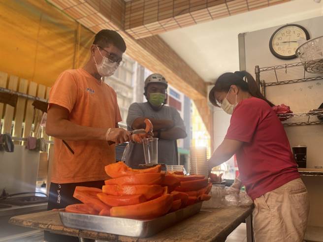 台东观光夜市1日起有条件復业，不少摊商开心备料。（蔡旻妤摄）