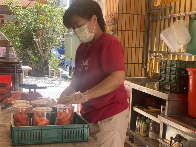 台东观光夜市1日起有条件復业，不少摊商开心备料。（蔡旻妤摄）