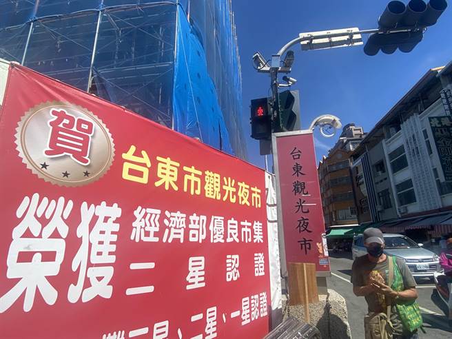 台东观光夜市1日起有条件復业，不少摊商开心备料。（蔡旻妤摄）