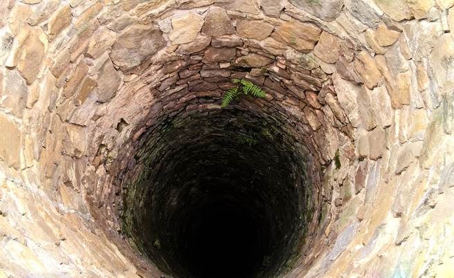 老翁34年前整修房屋时，发现靠近窗边的地板有下陷问题，岂料掀开地板竟发现一口井。(示意图/达志影像)