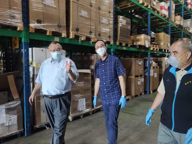 前國民黨主席朱立倫（中）1日表示，不管什麼原因無法取得疫苗，「沒有這麼多藉口」。（賴佑維攝）