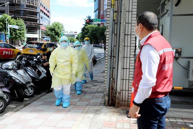 新北市长侯友宜今（1日）上午特地到协助快筛的新店同仁医院感谢。（新闻局提供）