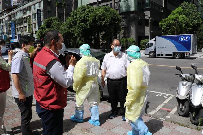 新北市长侯友宜今（1日）上午特地到协助快筛的新店同仁医院感谢。（社会局提供）