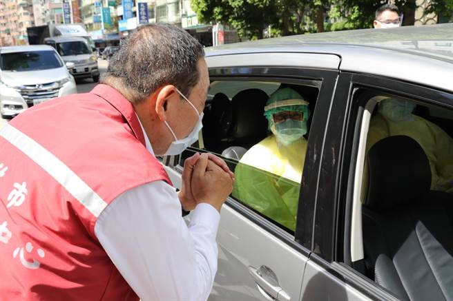 新北市长侯友宜今（1日）上午特地到协助快筛的新店同仁医院感谢。（社会局提供）