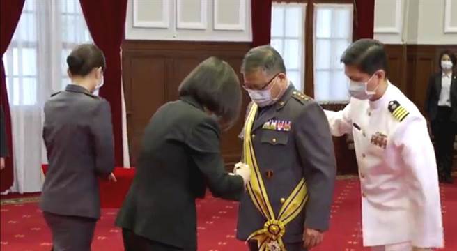为晋升将领授阶，蔡英文：强化国防能力刻不容缓。（总统府提供）