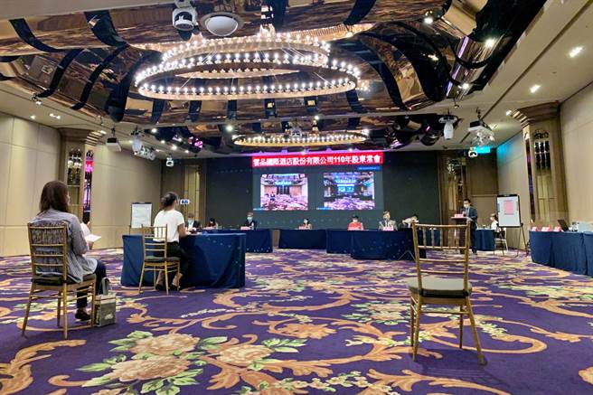 云朗观光集团旗下云品1日召开股东常会，为遵守三级警戒下的防疫规定，公司开设3间宴会厅分流因应，严守室内20人以下规定。（云品提供）