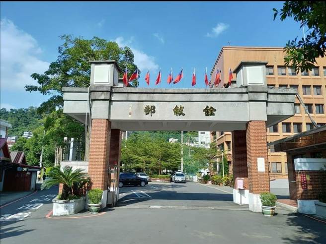 铨叙部司长传出确诊，办公大楼进行环境清消作业。（铨叙部提供）