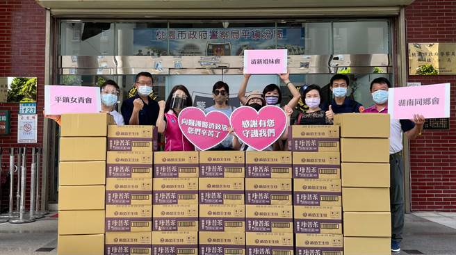 桃園市議員舒翠玲結合在地企業宋平鎮警分局防疫物資。(警方提供／呂筱蟬桃園傳真)