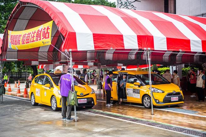 嘉義市「疫苗接種特約計程車」接送高齡長輩接種疫苗。（嘉義市政府提供）