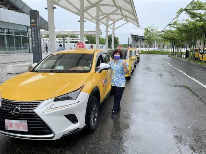 李春旭開計程車多年，熱心服務乘客獲肯定。（嘉義市政府提供）