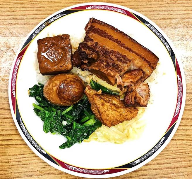 胖哥焢肉饭为店内招牌。（图／翻摄自陈鸿脸书）
