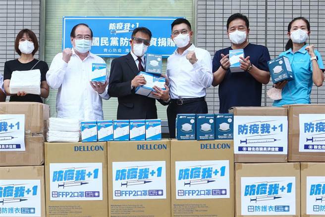 国民党主席江启臣（右3）1日前往新北三峡恩主公医院捐赠防疫物资，先前因高雄市长陈其迈指责恩主公医院没做好疫调，导致高雄发生群聚感染，他也对此事表达遗憾。他说，「民进党口中的同岛一命，在人看来只是同党一命。」（邓博仁摄）
