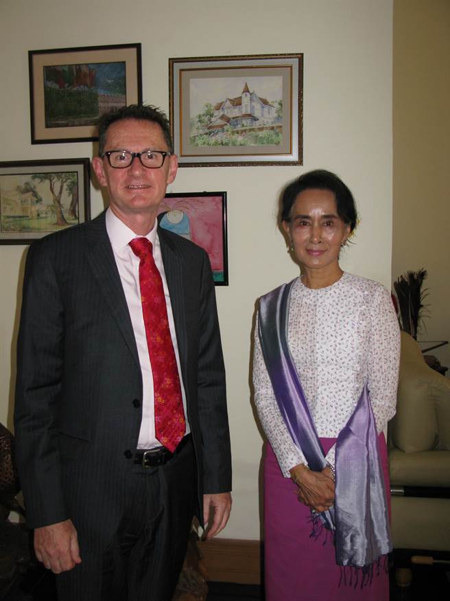 翁山苏姬(图右)(图／中央社)