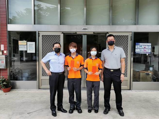 台南市政府消防局第一大队新营专责救护队员沈宥延（左二）和许羽婵（右二）荣获今年全国十大杰出救护技术员殊荣。（读者提供／张毓翎台南传真）