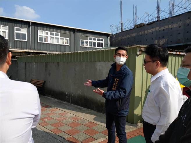 金山区长廖武辉及金山分局长赵家辉到场现勘。（金山区公所提供）