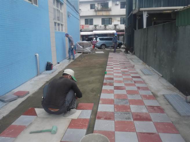 人行道工程施工情形。（金山区公所提供）