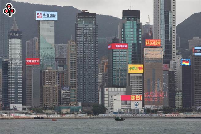 中国驻港公署讥英政客，别再做干预香港事务的殖民旧梦了。图为6月30日香港维多利亚港两岸多座标志性建筑点亮「贺建党百年 庆香港回归」等标语。（中新社）