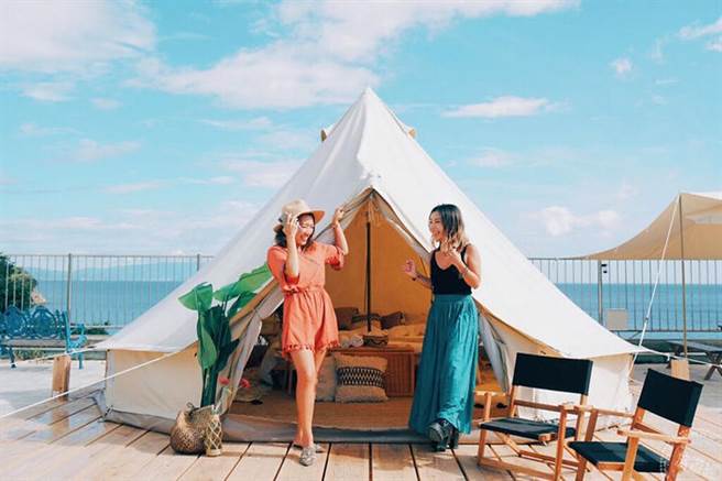 Vessel Oochi 于 2019 年完成露营设施的建置，游客能在海洋的伴随下休憩、入眠。（图片提供_东香川市）