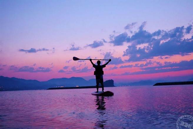 Vessel Oochi 的免费 SUP 体验活动，能徜徉瀬戸内海风平浪静的徐徐微风与暮色之中。（图片提供_东香川市） 