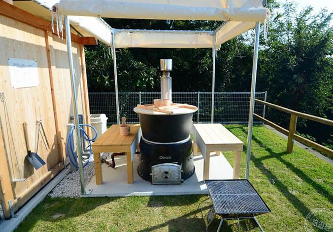 「仁尾 Sunset Peak」附设日本传统浴桶「五右卫门风吕」，可自行使用木材生火，并配有有热水淋浴、抽水马桶等。（图片提供_仁尾 Sunset Peak）