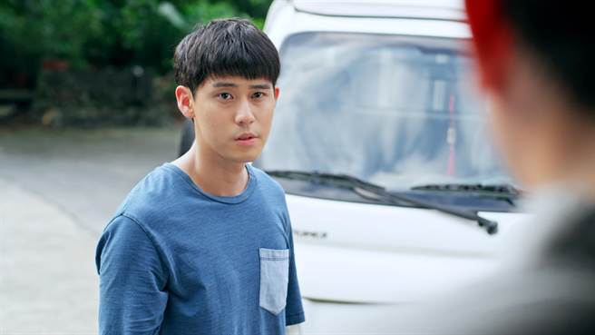 李玉玺创作〈毛玻璃〉唱出父子间的亲情羁绊。（东森提供）