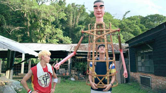 林晖闵指导李玉玺如何举神将。（东森提供）