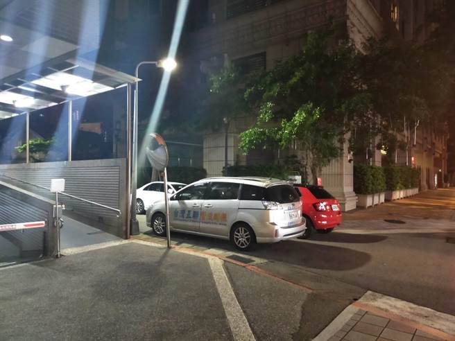 網路媒體向警方報案，指車子水箱遭人倒入不明液體。（陳鴻偉翻攝）