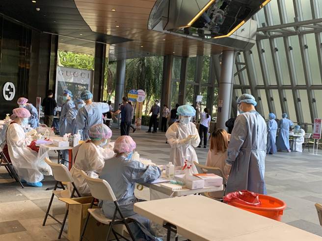 板橋大遠百宣布今（1日）13：00起已恢復營業，且中午之前已經完成全員篩檢。（板橋大遠百提供）