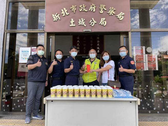 新北市议员彭成龙与涵恩妇产科诊所院长张平江及夫人叶合纯今到土城分局，赠与员警150杯提神咖啡及8万元防疫金。（土城分局提供）