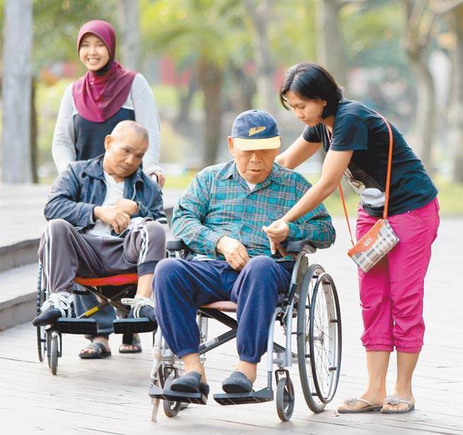 疫情趨緩，即日起恢復家庭類移工轉換雇主，且雇主應於接續當日安排移工檢驗PCR。（本報資料照片）