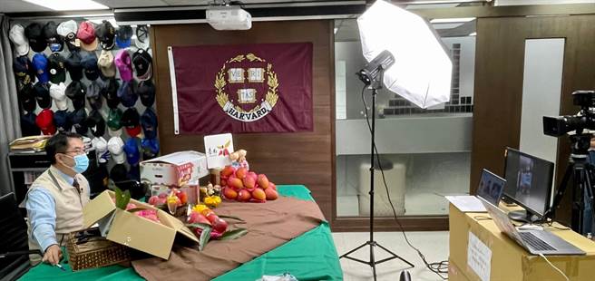 台南市長黃偉哲今日再度化身電視購物達人30分鐘內賣出2.2公噸。（台南市政府提供／曹婷婷台南傳真）