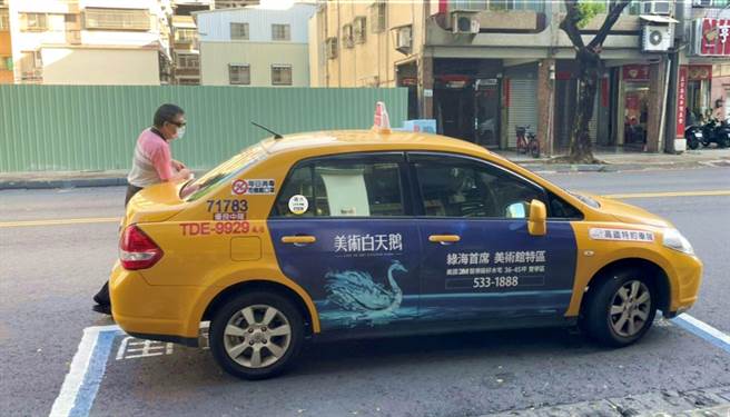 活动期间民眾只要选择专区内标示有订购满199元免运的店家，选择外送并以电子支付，市府补贴计程车车资85元，欢迎市民朋友多多订购。（高市经发局提供）