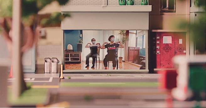 台中国家歌剧院邀请舞蹈家编作、示范「居家伸展」短片，教民眾展延身体、放松筋骨。（台中国家歌剧院提供／陈淑芬台中传真